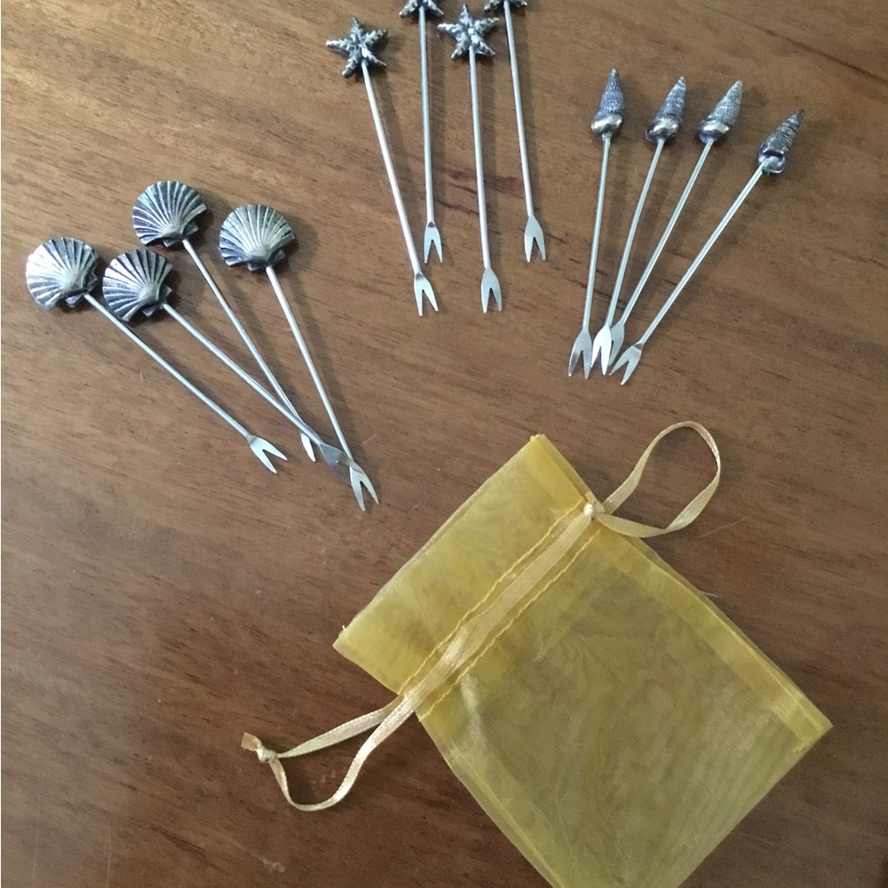Cocktail picks for every season!  Set of 12. Comes with storage pouch.